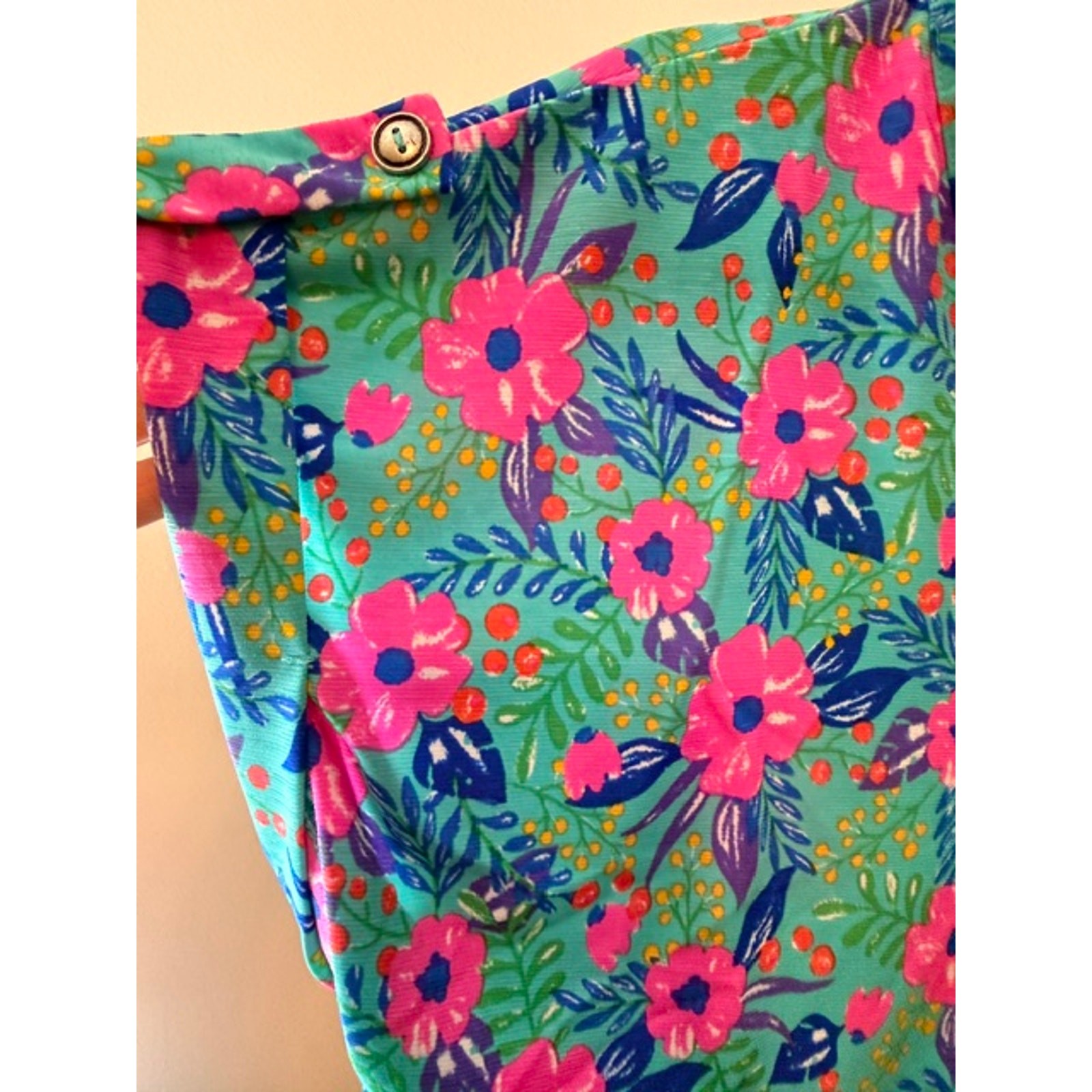 Dear Scarlett - Green Floral Lizzy Short Sleeve Tab Blouse - Medium - Image 6