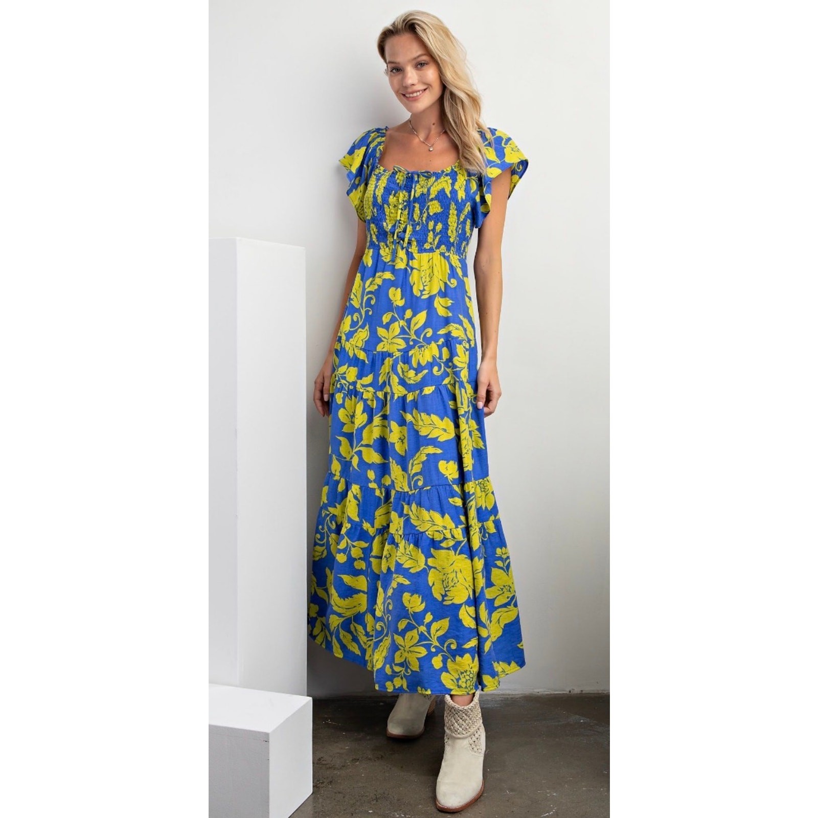 Easel - Short Sleeve Printed Woven Dress - Medium